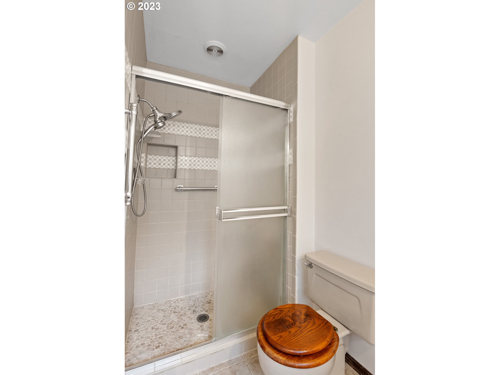 234 Walker Road Kelso, WA 98626 - Photo 19 of 35 a bathroom with a toilet and a shower