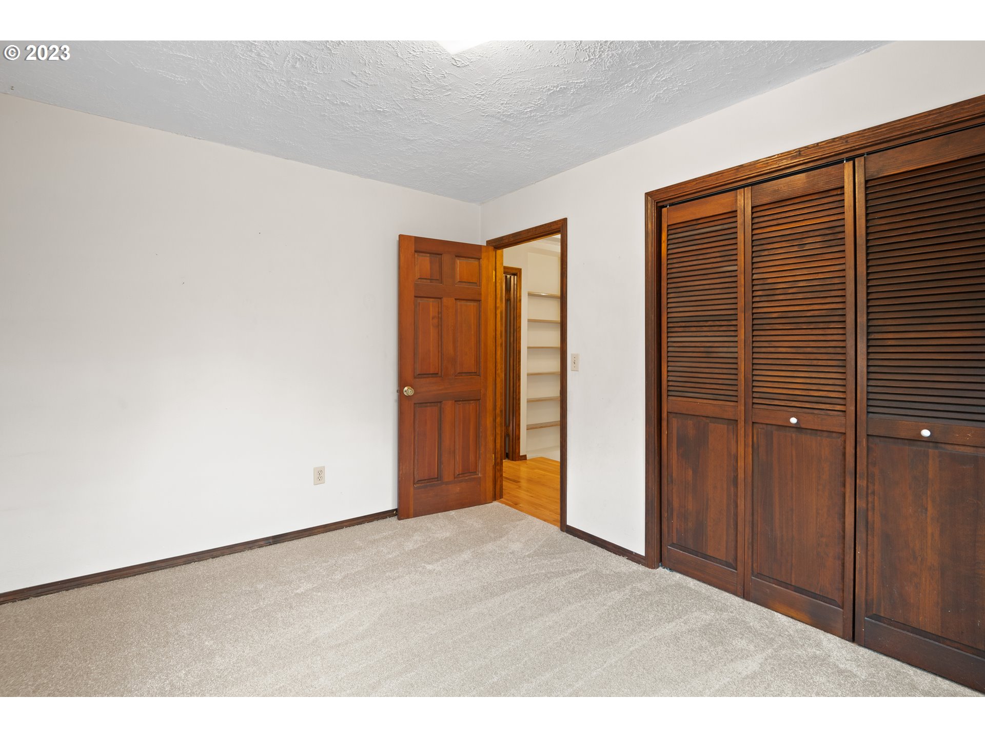 234 Walker Road Kelso, WA 98626 - Photo 20 of 35 a view of an empty room with closet area