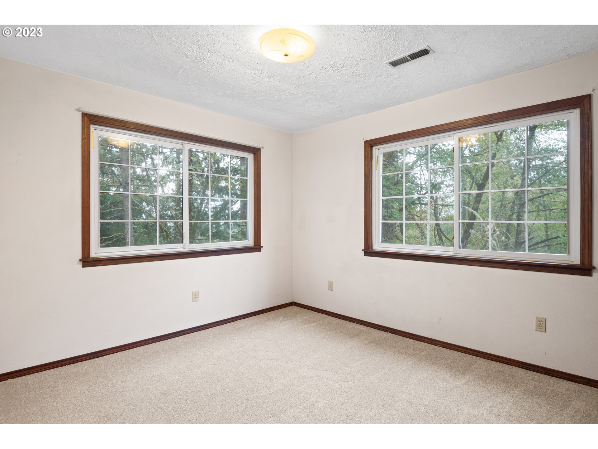 234 Walker Road Kelso, WA 98626 - Photo 21 of 35 a view of an empty room with a window