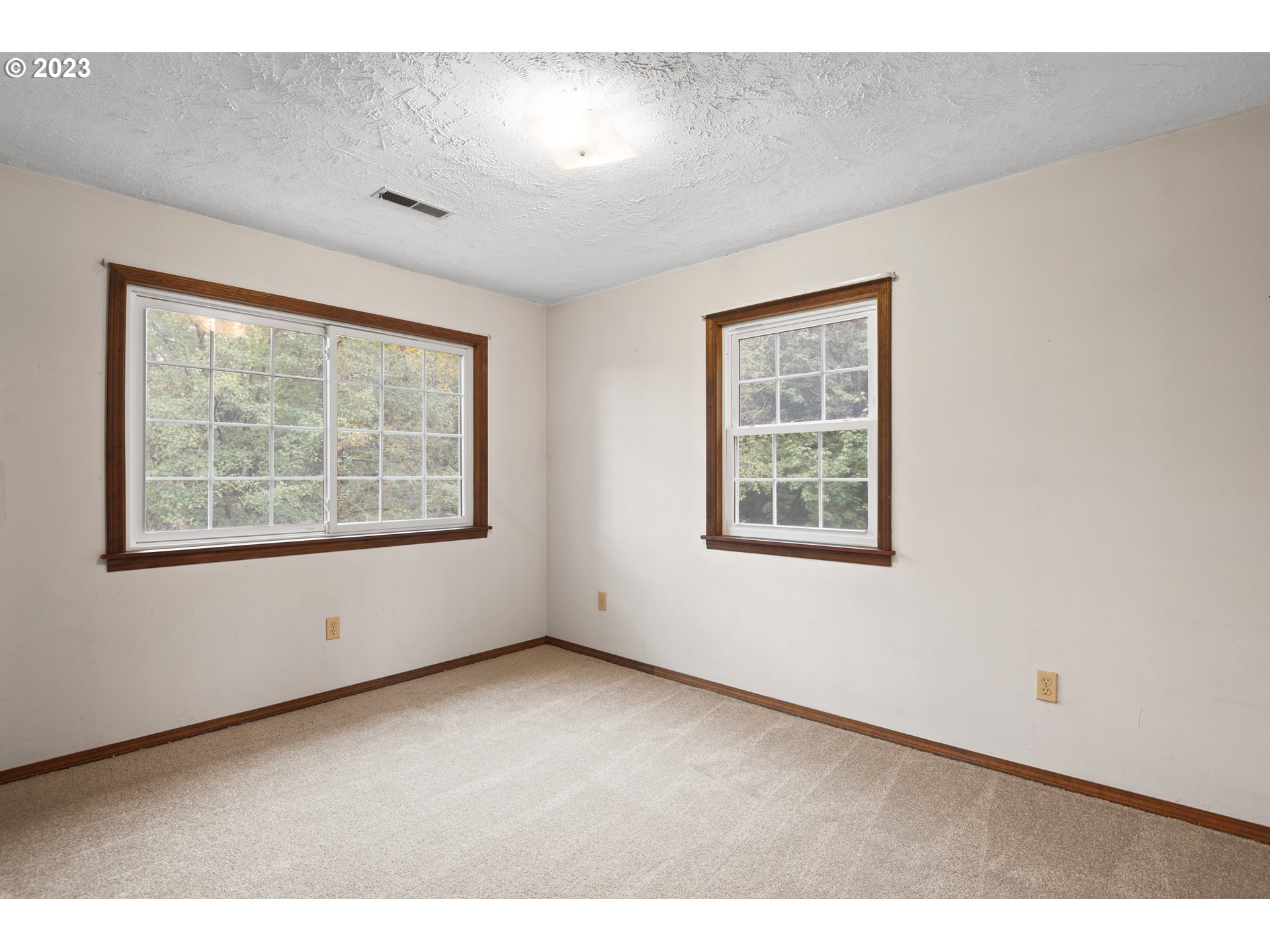 234 Walker Road Kelso, WA 98626 - Photo 24 of 35 an empty room with windows