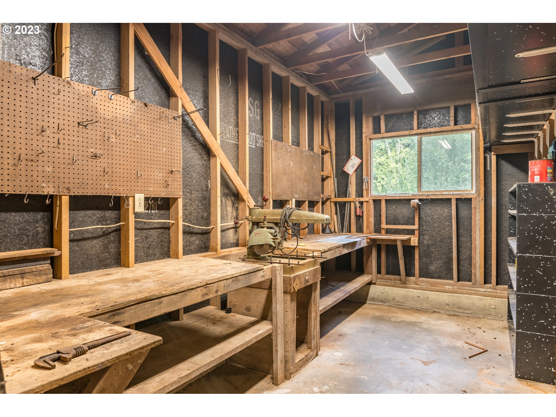 234 Walker Road Kelso, WA 98626 - Photo 26 of 35 a kitchen with stainless steel appliances kitchen island granite countertop a stove and a cabinets