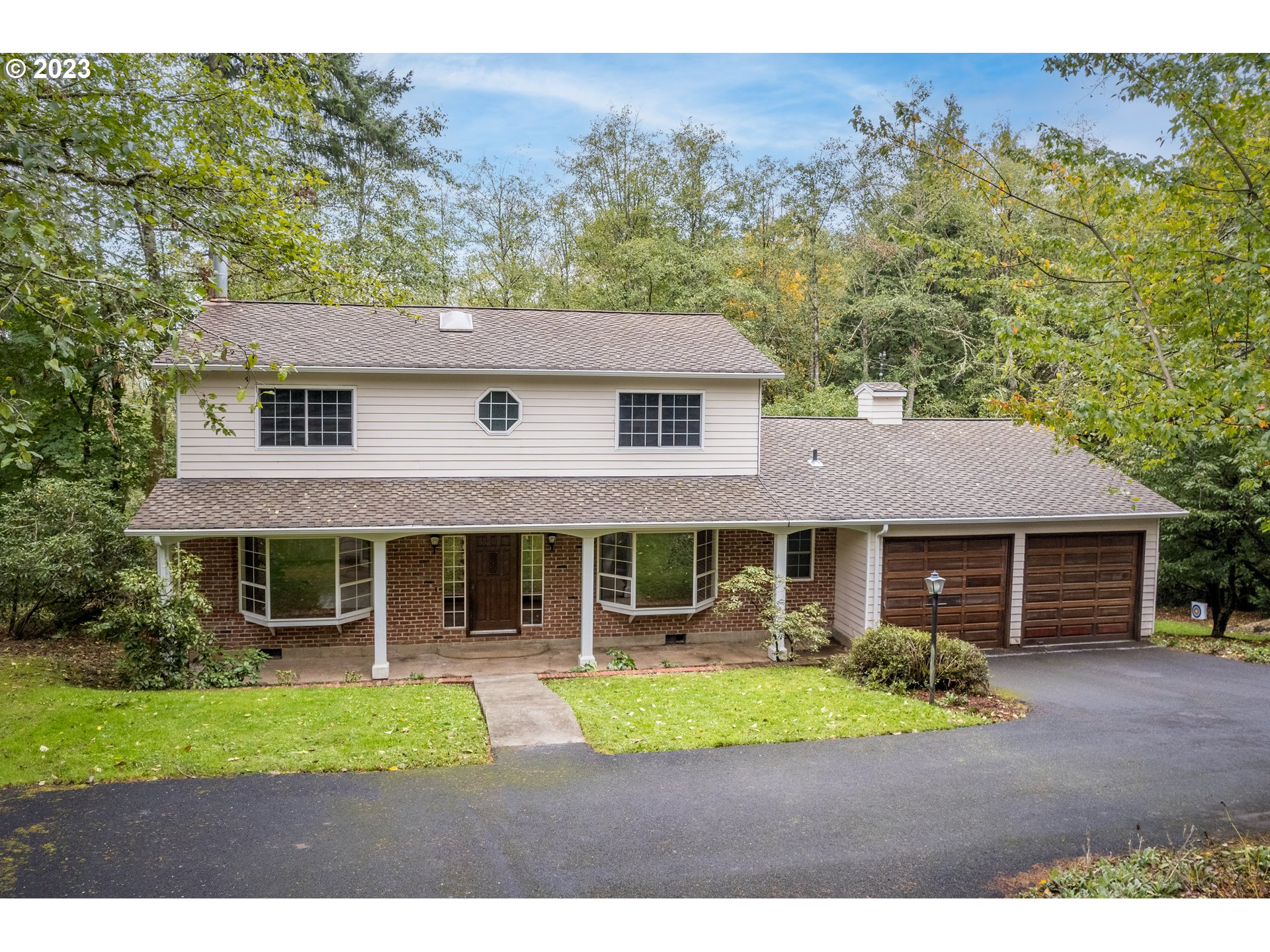 234 Walker Road Kelso, WA 98626 - Photo 8 of 35 a front view of a house with a garden