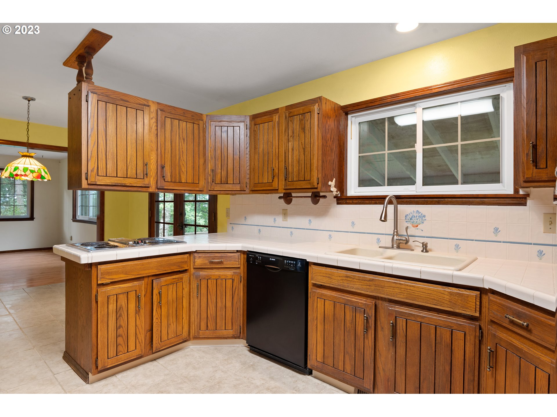234 Walker Road Kelso, WA 98626 - Photo 10 of 35 a kitchen with a sink stove and cabinets