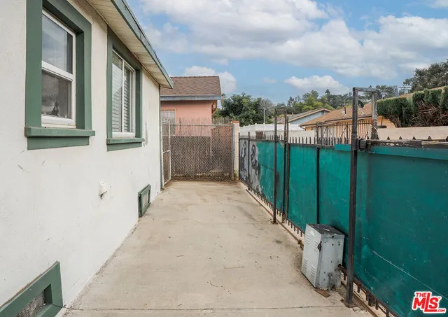 a view of a backyard with pathway