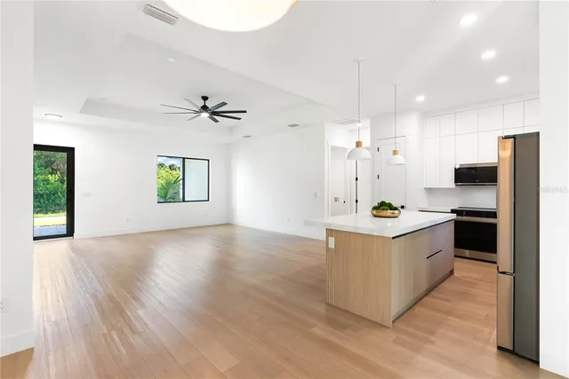 a house that is sitting in the grass