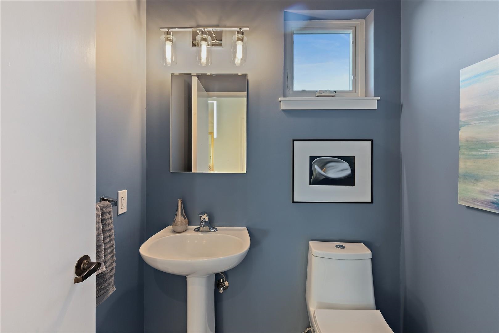 4630 Redwood Road Oakland, CA 94619 - Photo 32 of 58 a bathroom with a toilet sink and mirror