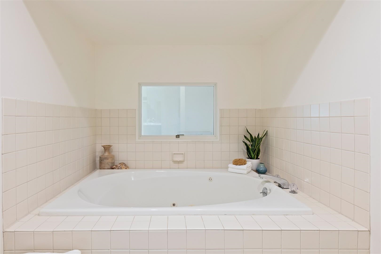 4630 Redwood Road Oakland, CA 94619 - Photo 53 of 58 a bathroom with a bathtub