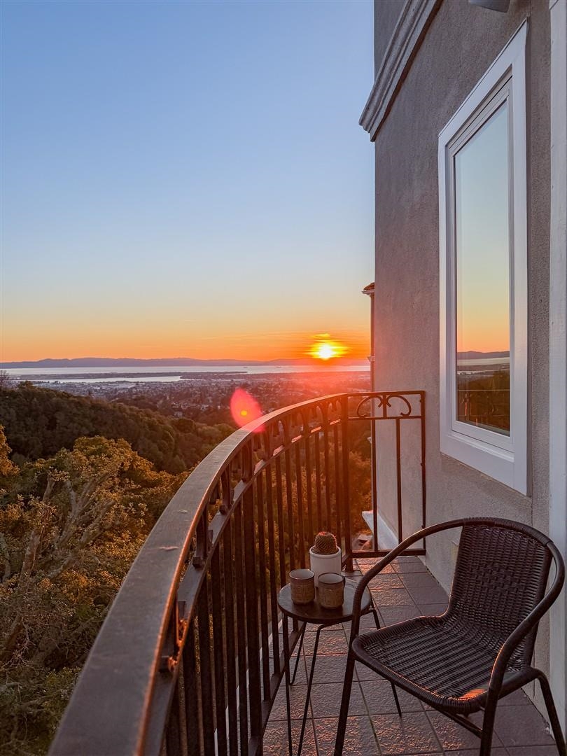 4630 Redwood Road Oakland, CA 94619 - Photo 55 of 58 a balcony with table and chairs