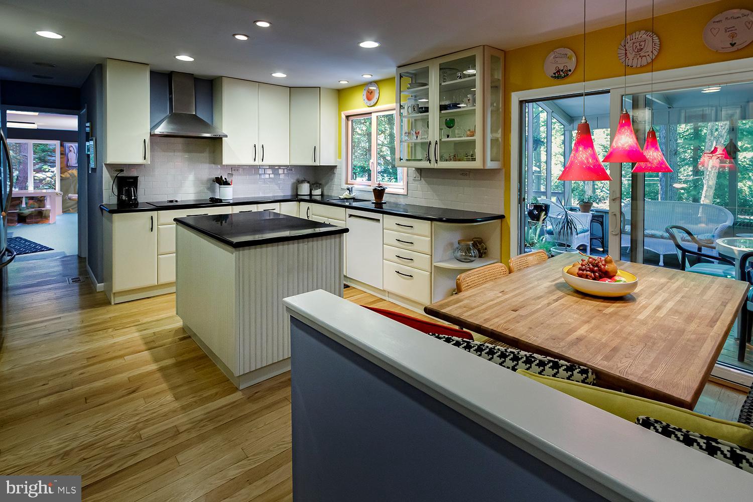 32 Summit Pass Medford, NJ 08055 - Photo 14 of 34 Updated kitchen with built-in breakfast nook