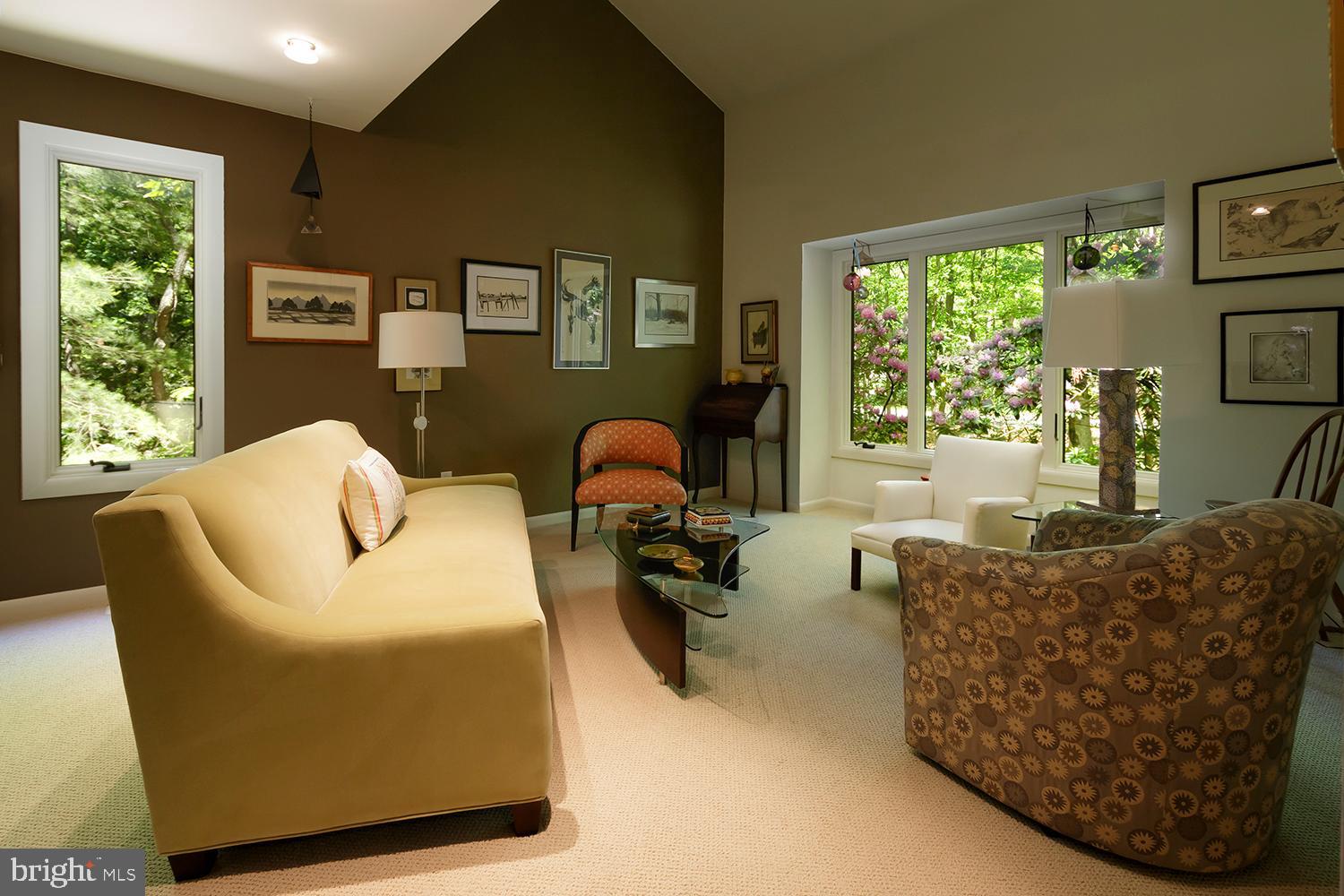 32 Summit Pass Medford, NJ 08055 - Photo 10 of 34 Living room with vaulted ceiling