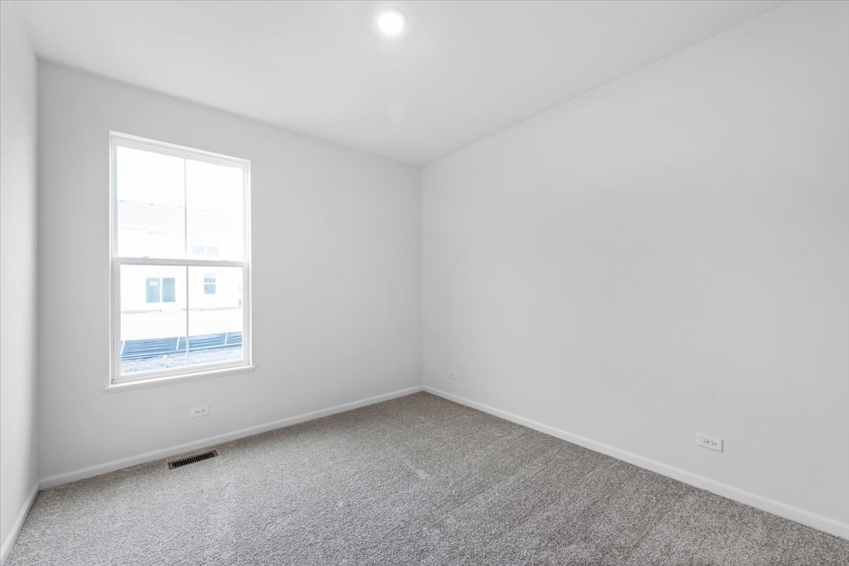 87 Hedgerow Drive Elgin, IL 60124 - Photo 20 of 52 an empty room with a window