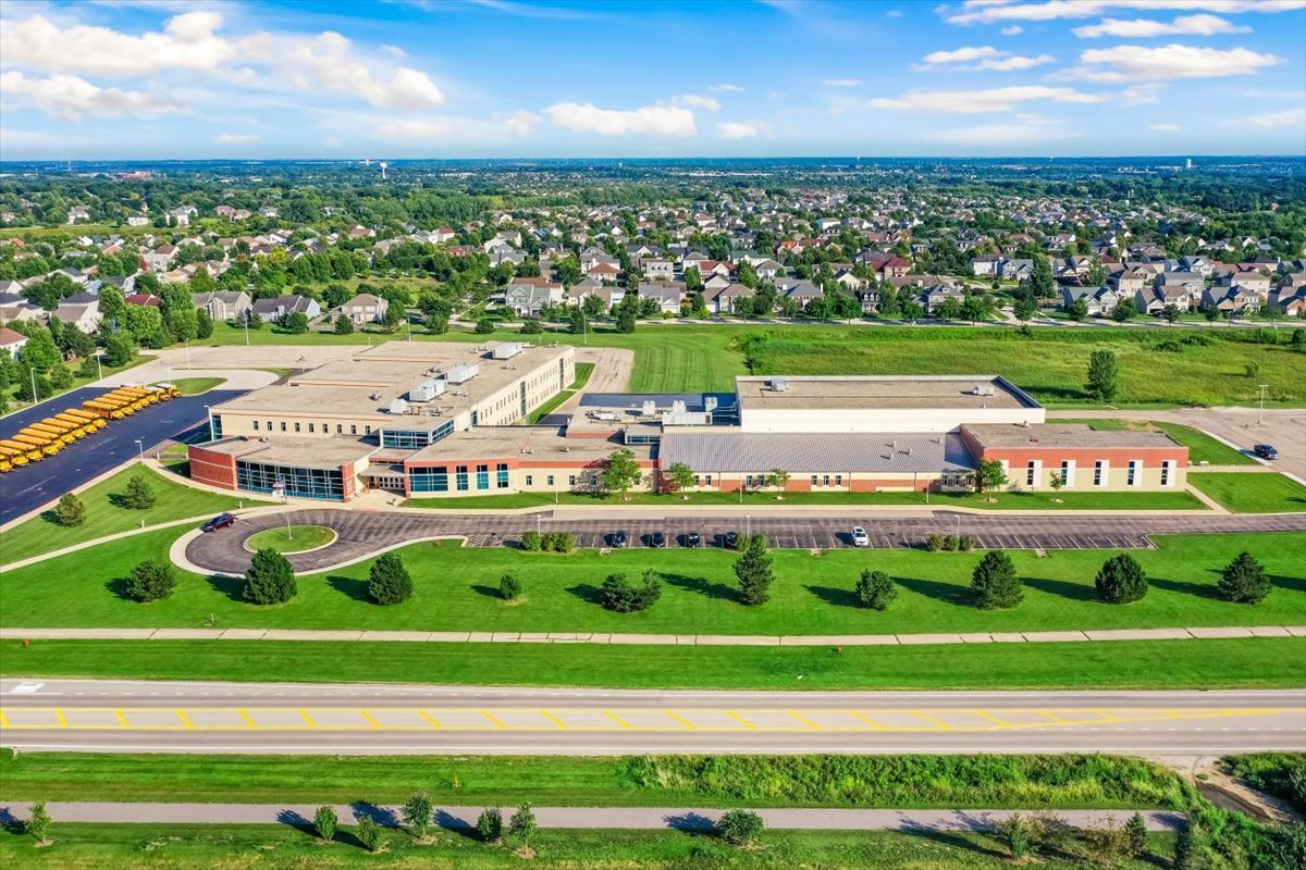 87 Hedgerow Drive Elgin, IL 60124 - Photo 52 of 52 a view of a big yard