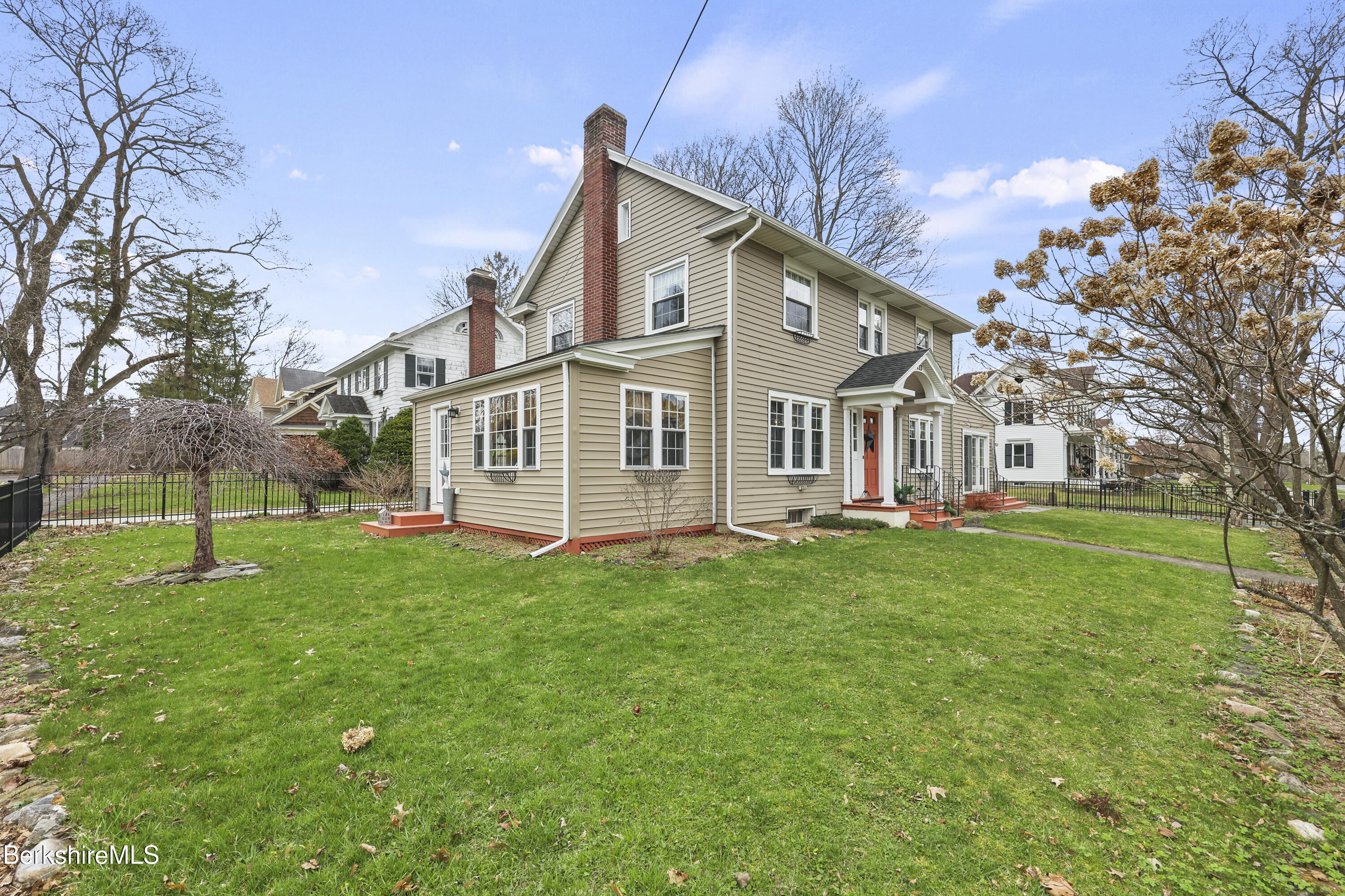 133 Pomeroy Avenue Pittsfield, MA 01201 - Photo 2 of 50 side yard