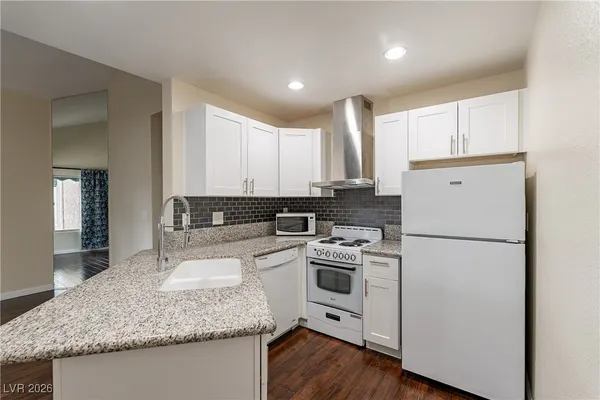 $1,300 | 450 Elm Drive, Unit 206, Las Vegas, NV 89169