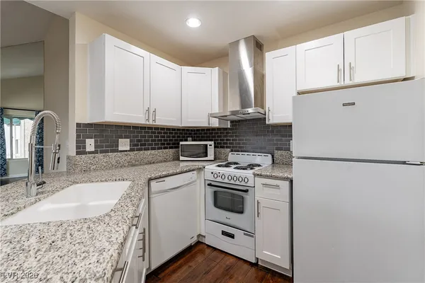 $1,300 | 450 Elm Drive, Unit 206, Las Vegas, NV 89169