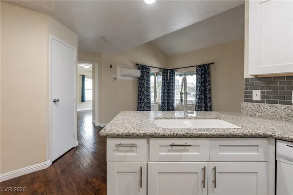 $1,300 | 450 Elm Drive, Unit 206, Las Vegas, NV 89169