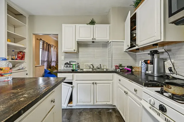 $278,000 | 215 South Park Avenue, Waukegan, IL 60085