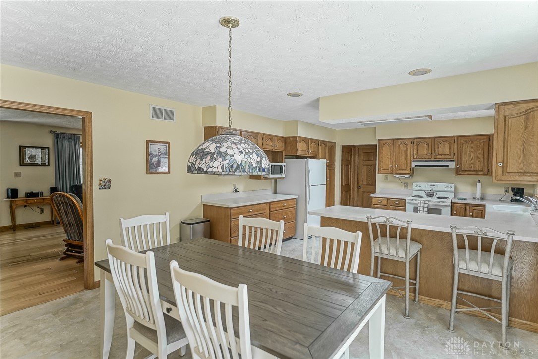 8464 Chambersburg Road Huber Heights, OH 45424 - Photo 7 of 44