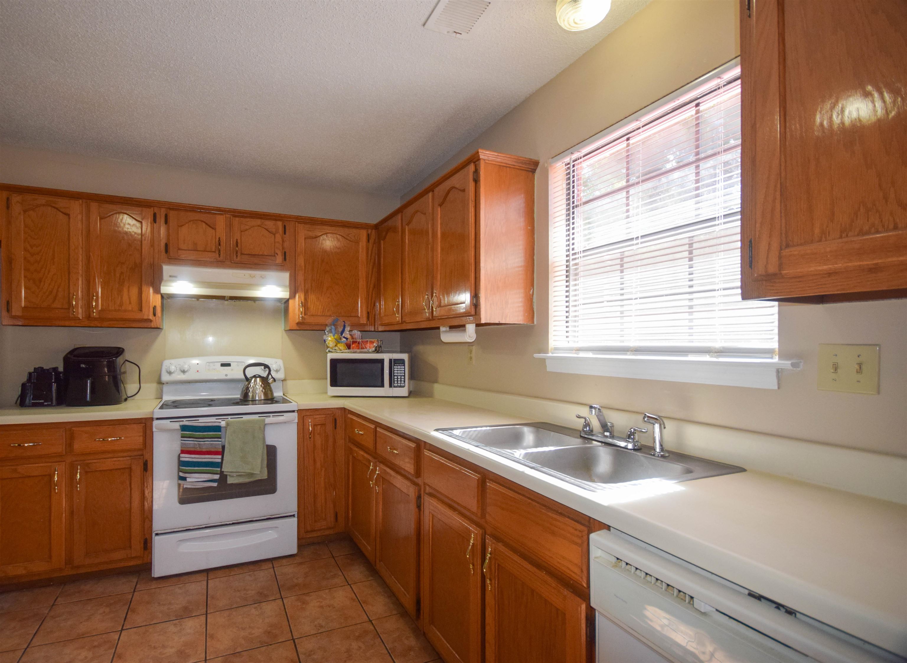 3769 Raleigh Millington Road Memphis, TN 38128 - Photo 7 of 23 Lots of counter space.