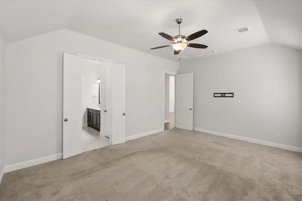a view of a livingroom with a ceiling fan & ceiling fan