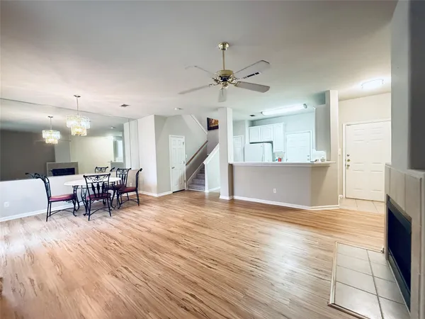 a view of a livingroom with furniture and a ceiling fan