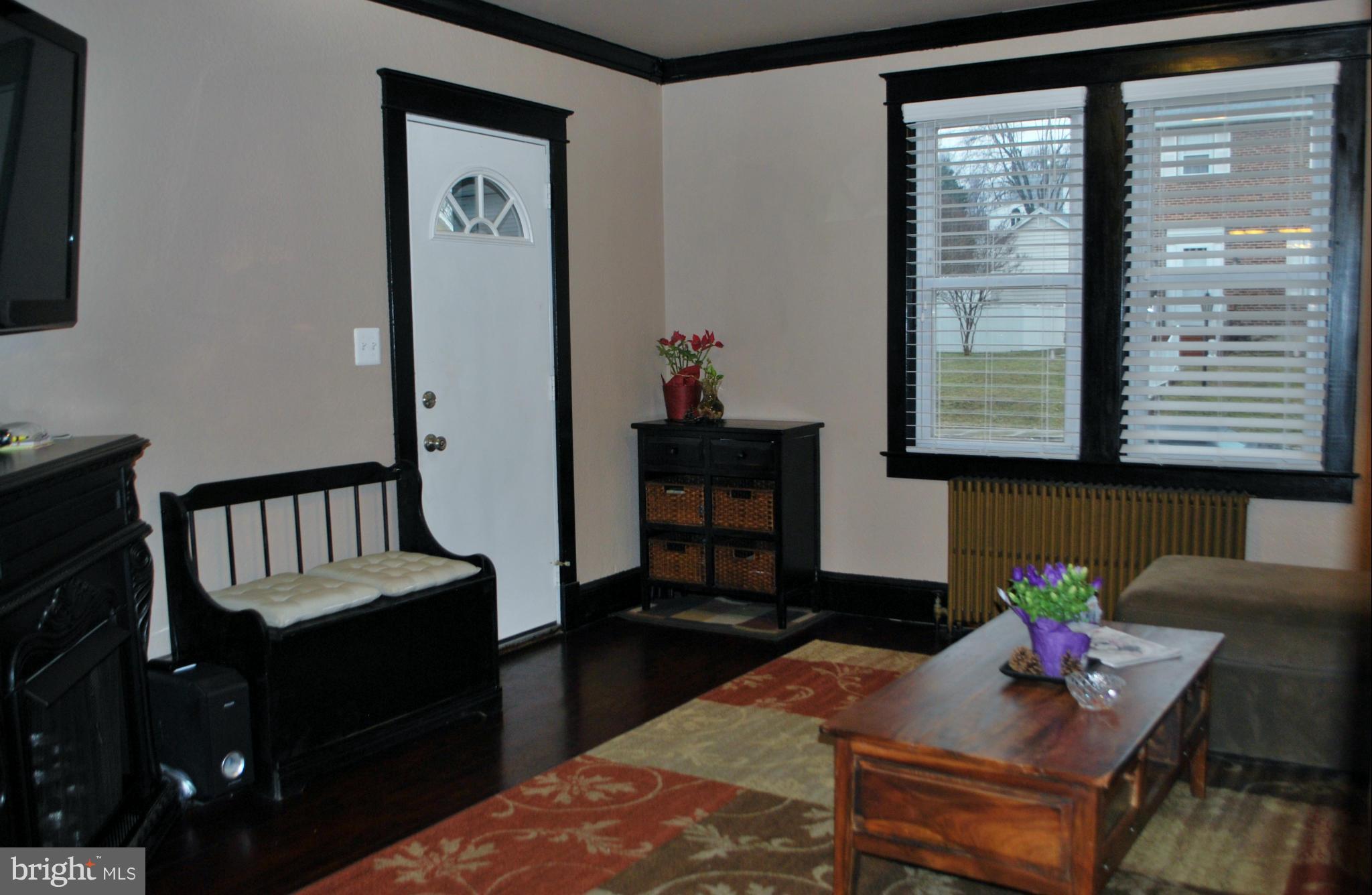 5601 Ashbourne Road Halethorpe, MD 21227 - Photo 7 of 30 Living Room