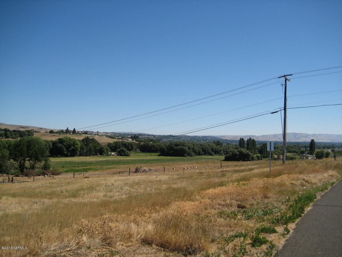 11201 Flintstone Road, Unit 4 Yakima, WA 98908 - Photo 2 of 6 a view of a green field with wooden fence