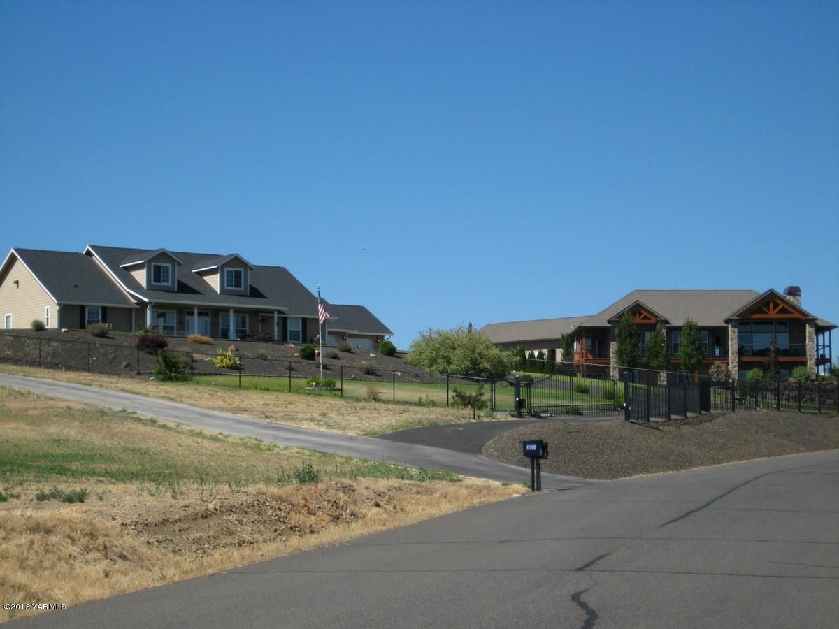 11201 Flintstone Road, Unit 4 Yakima, WA 98908 - Photo 5 of 6 a view of a house with a yard and sitting area