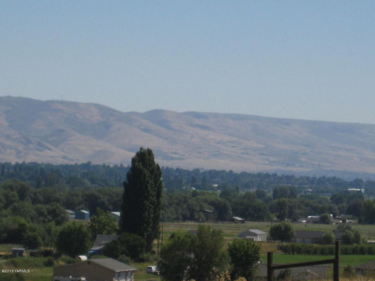 11201 Flintstone Road, Unit 4 Yakima, WA 98908 - Photo 6 of 6 a view of city and mountain