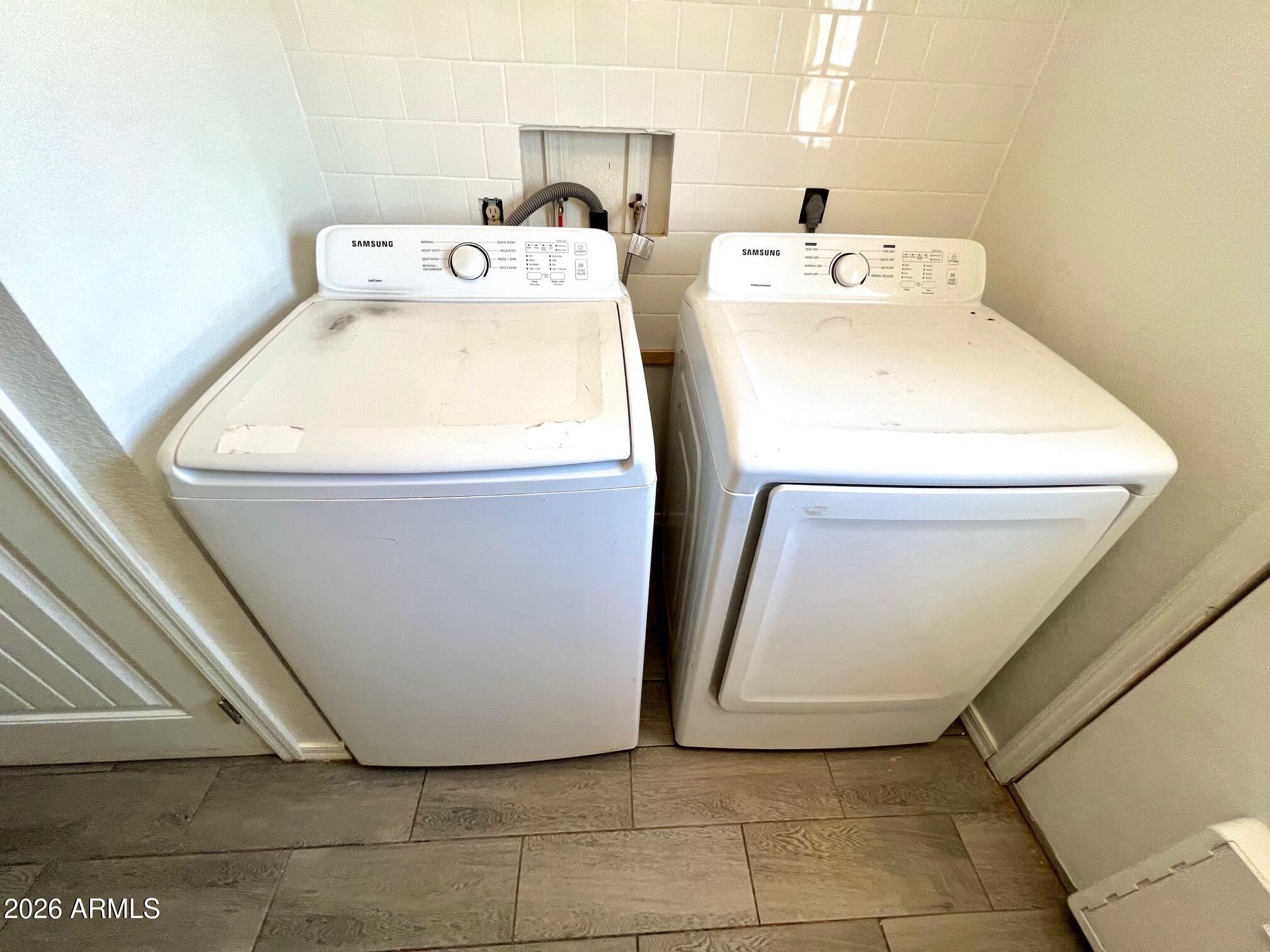 12035 East Tennyson Road Florence, AZ 85132 - Photo 18 of 42 a utility room with dryer and washer