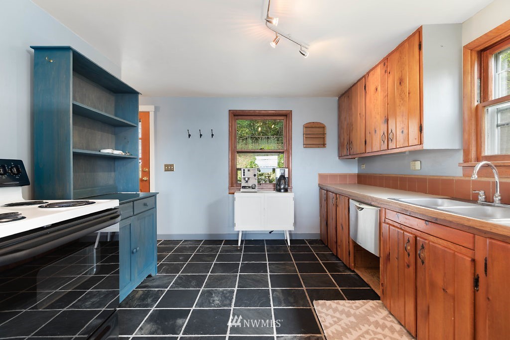 8198 Cultus Bay Road Clinton, WA 98236 - Photo 16 of 24 Gallery Image 16
