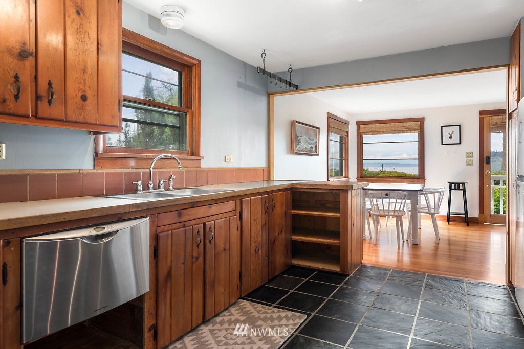 8198 Cultus Bay Road Clinton, WA 98236 - Photo 17 of 24 Gallery Image 17