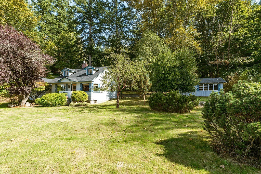 8198 Cultus Bay Road Clinton, WA 98236 - Photo 3 of 24 Gallery Image 3