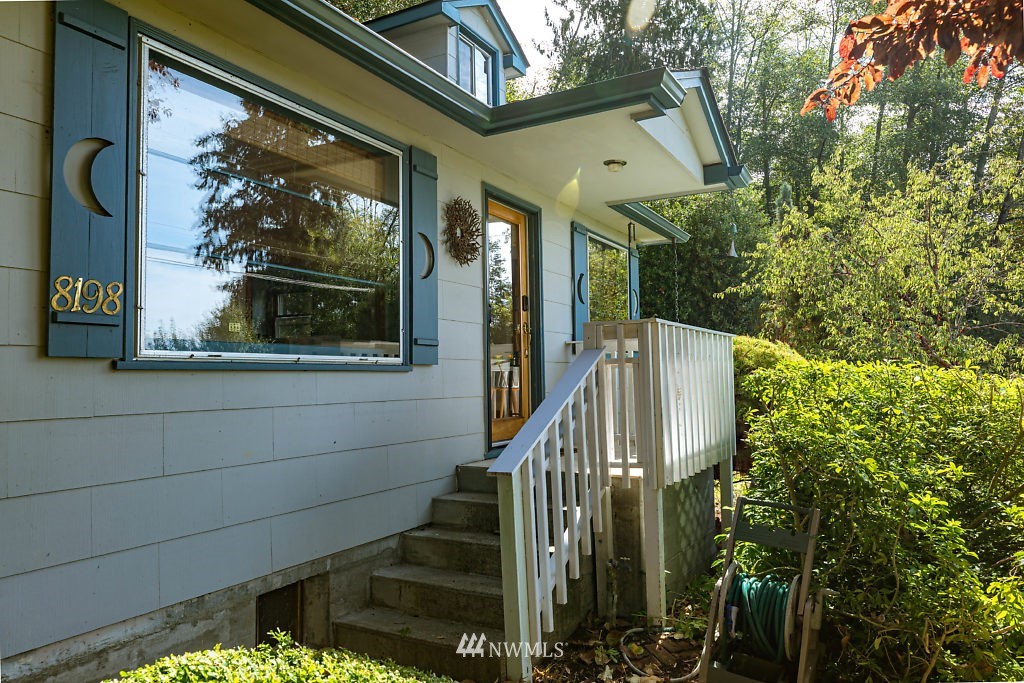8198 Cultus Bay Road Clinton, WA 98236 - Photo 8 of 24 Gallery Image 8