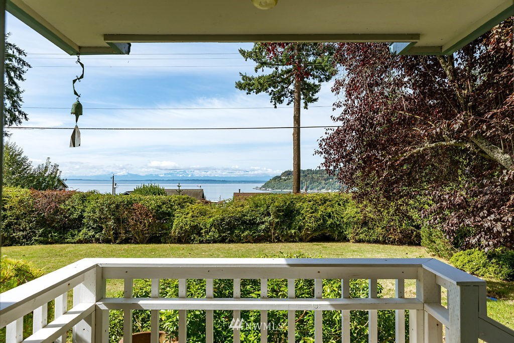 8198 Cultus Bay Road Clinton, WA 98236 - Photo 9 of 24 Gallery Image 9