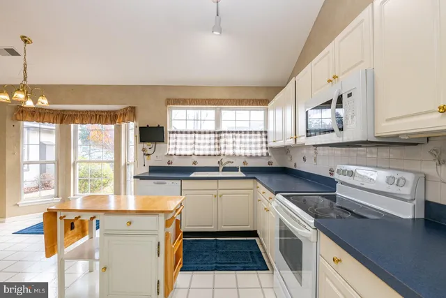 $2,500 | 193 Hawthorne Court, Reading, PA 19610