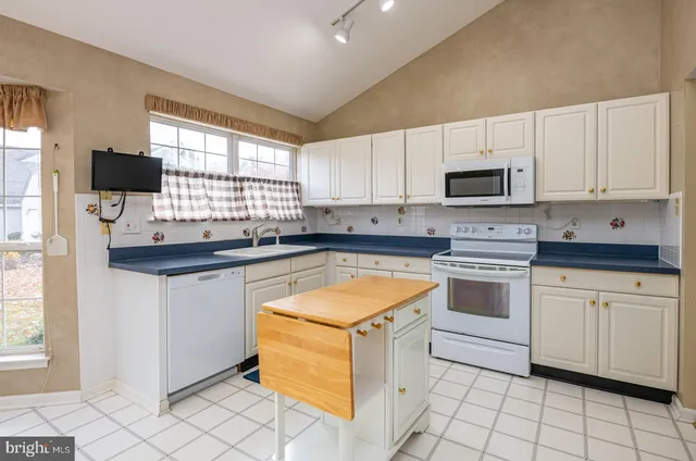 $2,500 | 193 Hawthorne Court, Reading, PA 19610