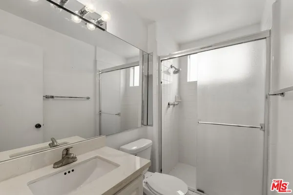 $2,500 | 18555 Collins Street, Unit C11, Tarzana, CA 91356