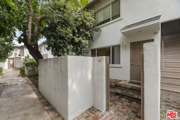 $2,500 | 18555 Collins Street, Unit C11, Tarzana, CA 91356