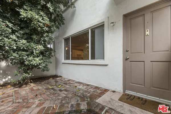$2,500 | 18555 Collins Street, Unit C11, Tarzana, CA 91356