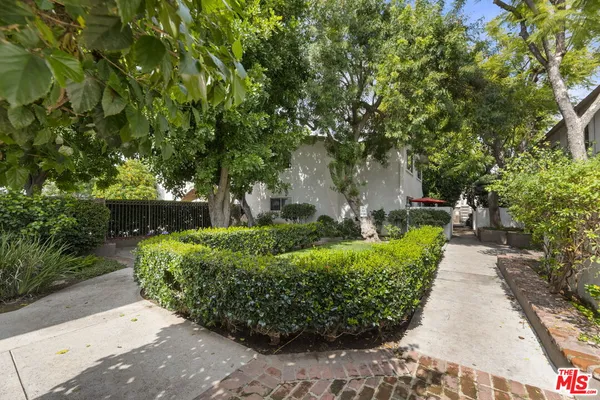 $2,500 | 18555 Collins Street, Unit C11, Tarzana, CA 91356