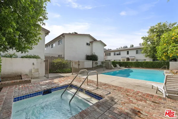$2,500 | 18555 Collins Street, Unit C11, Tarzana, CA 91356