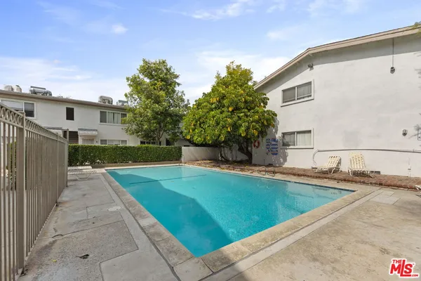 $2,500 | 18555 Collins Street, Unit C11, Tarzana, CA 91356