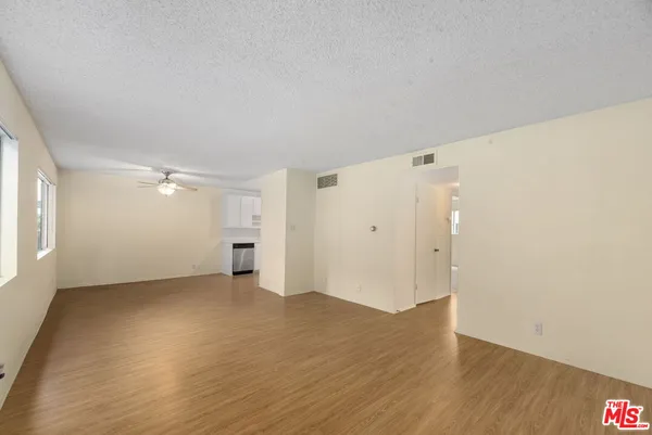 $2,500 | 18555 Collins Street, Unit C11, Tarzana, CA 91356
