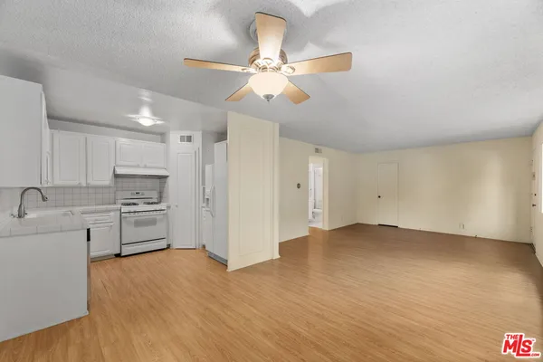 $2,500 | 18555 Collins Street, Unit C11, Tarzana, CA 91356