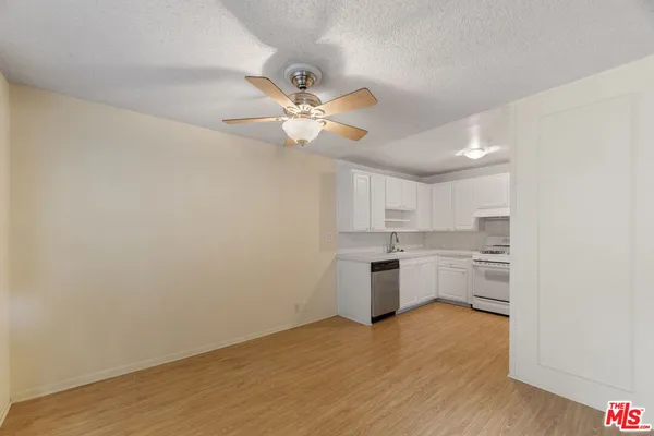 $2,500 | 18555 Collins Street, Unit C11, Tarzana, CA 91356