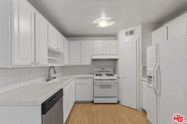 $2,500 | 18555 Collins Street, Unit C11, Tarzana, CA 91356