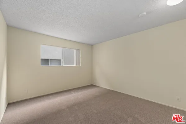 $2,500 | 18555 Collins Street, Unit C11, Tarzana, CA 91356