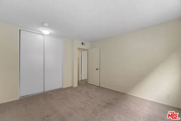 $2,500 | 18555 Collins Street, Unit C11, Tarzana, CA 91356