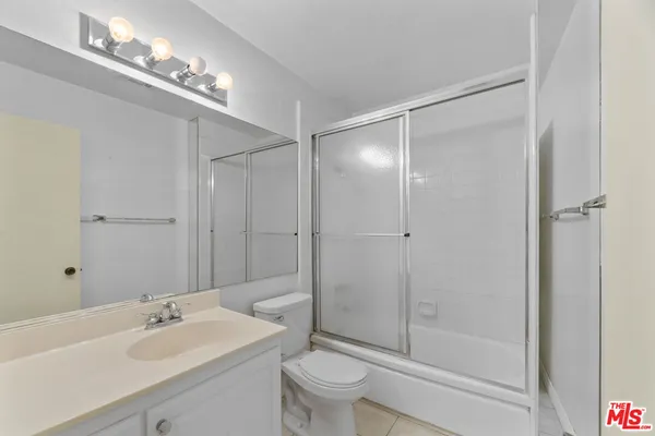 $2,500 | 18555 Collins Street, Unit C11, Tarzana, CA 91356